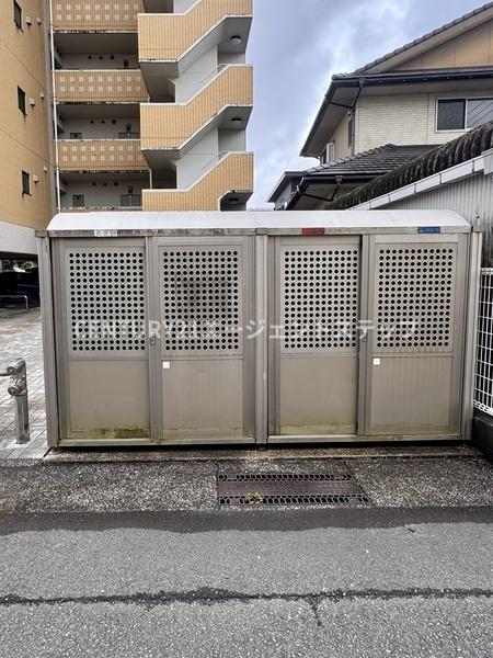 　エントランス　ゴミ置き場