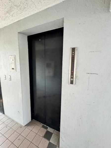 ロワイヤルヒルズ壱番館　エントランス　エレベーター
