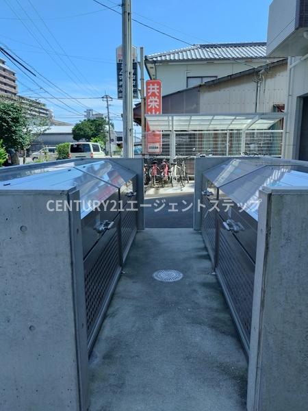 アルテマイスターレオ　エントランス　ゴミ置き場