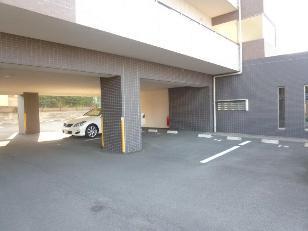 グランクレシェンテ　駐車場　