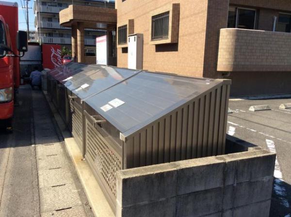 　駐車場　ゴミ置き場