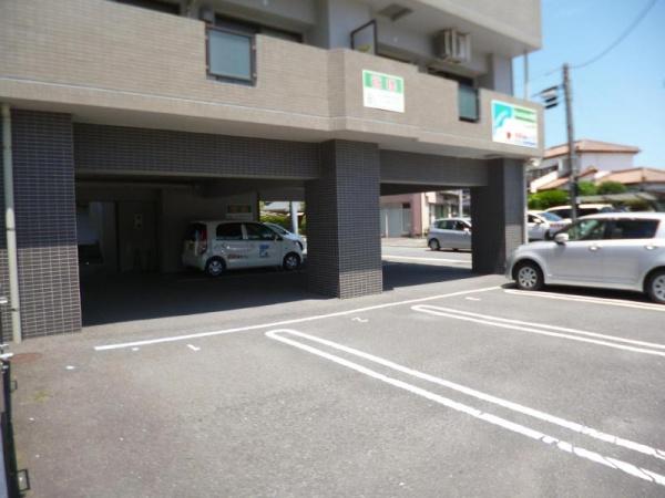 レジデンス神宮イースト　駐車場　