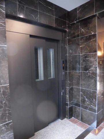 ルオーゴ　エントランス　エレベーター