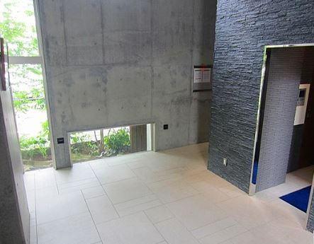 J-7　エントランス　