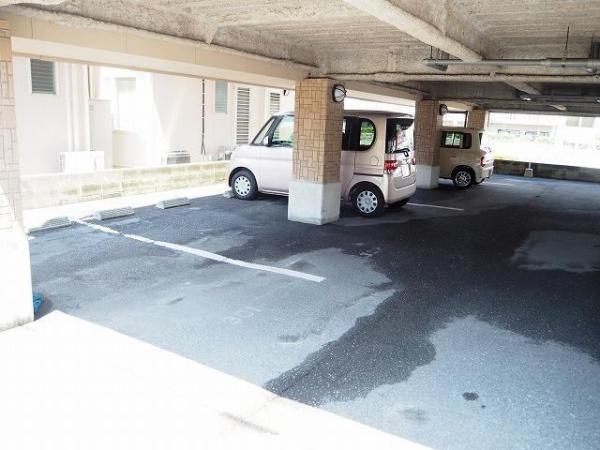 フラワーイーストハイツ　駐車場　