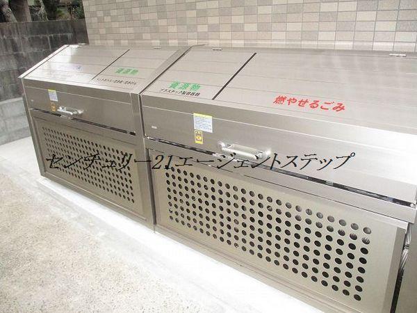 　エントランス　敷地内ごみ置き場