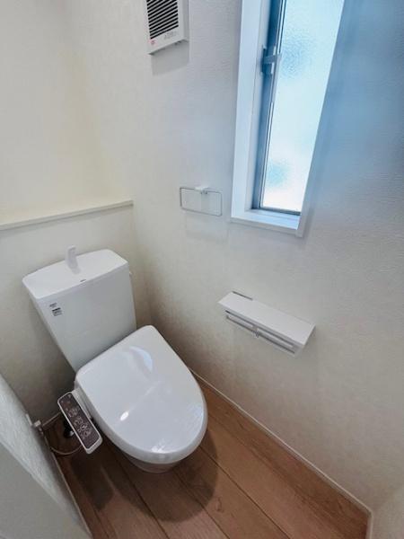 　トイレ　窓付きのトイレです