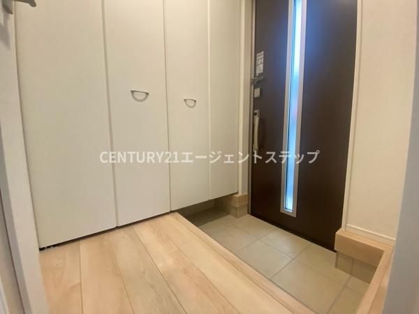 　玄関　玄関の収納が充実しています