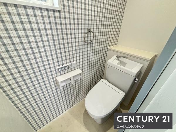 　トイレ　チェック柄の壁紙が映えるトイレです