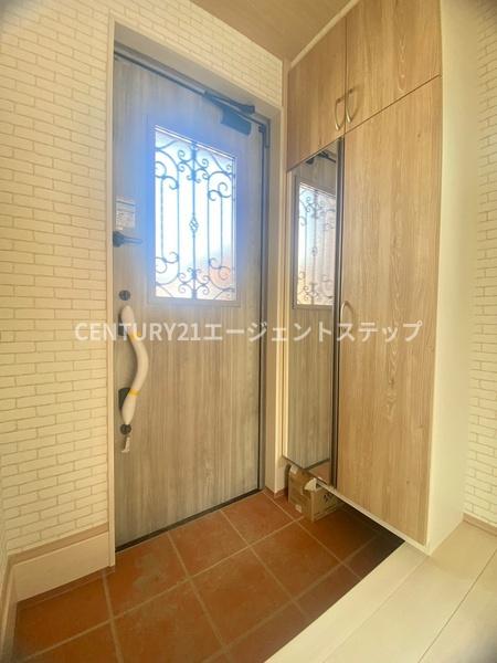 　玄関　玄関収納が便利です