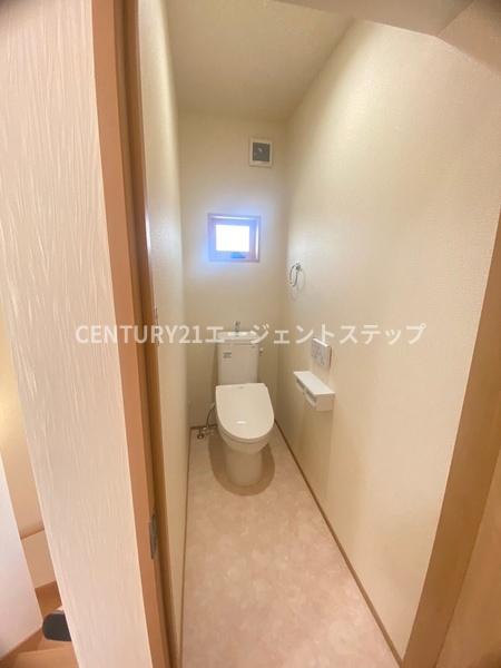 　トイレ　トイレに窓があり快適です