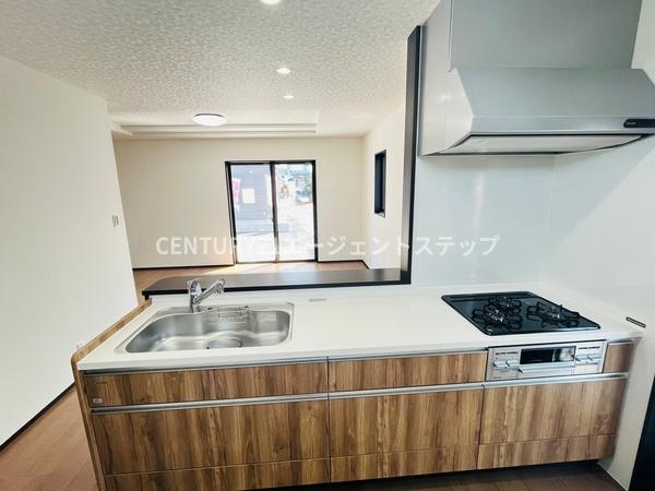 　キッチン　木目調が際立つキッチンです