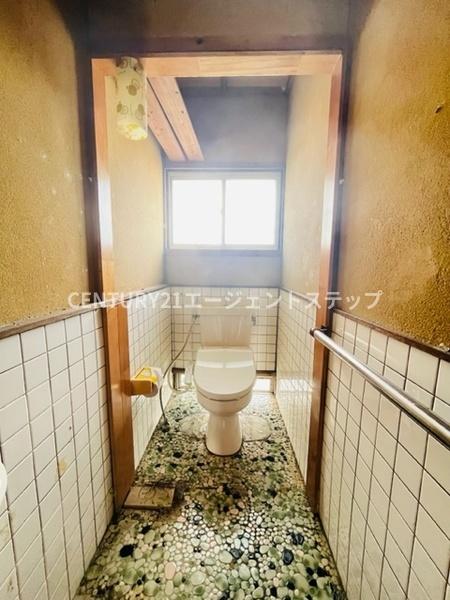 　トイレ　タイル壁のトイレです