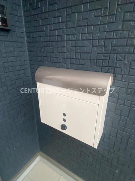 　その他現地　おしゃれなポストが目を引く玄関です