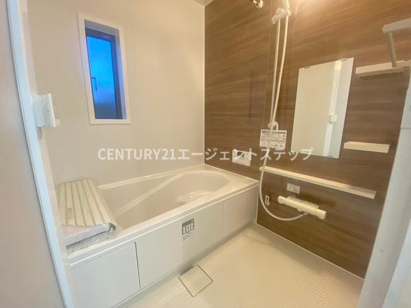 　バス　バスは窓付きで快適です