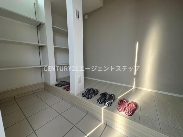 　玄関　玄関の収納棚が印象的です