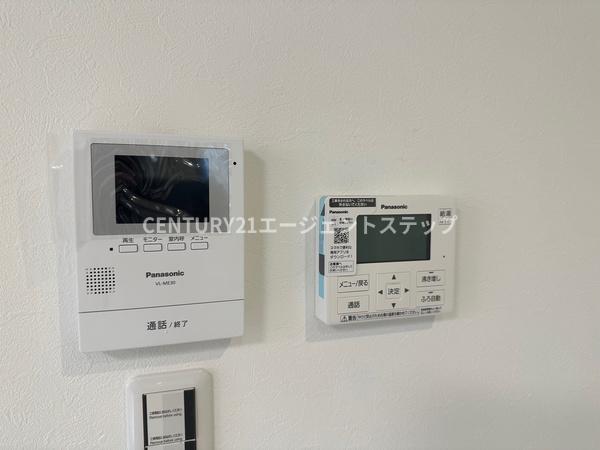 　その他内観　設備パネルが整然と配置されています