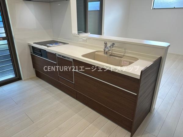 　キッチン　木目調のキッチンが魅力です