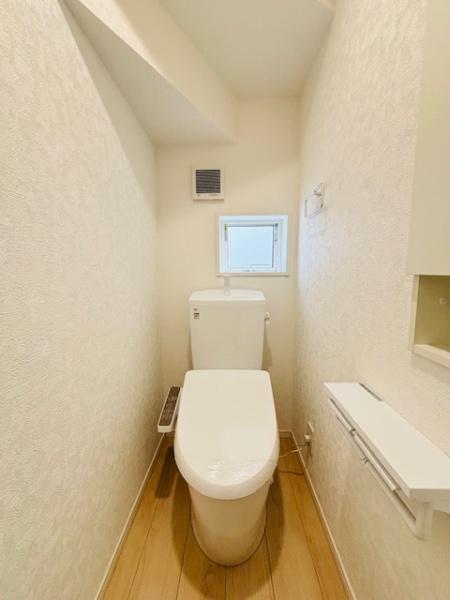 　トイレ　明るく清潔なトイレ空間です