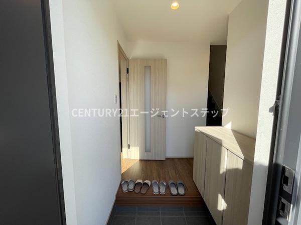 　玄関　玄関収納が充実しています