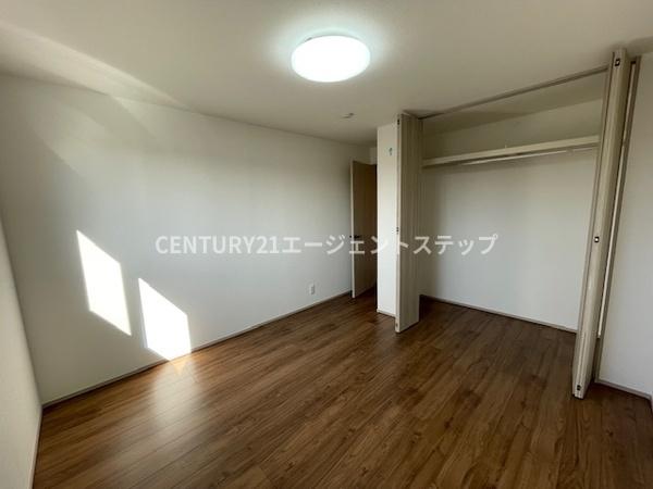 　寝室　寝室の広々とした空間です