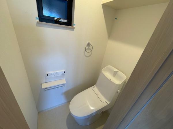 　トイレ　換気窓付きトイレです