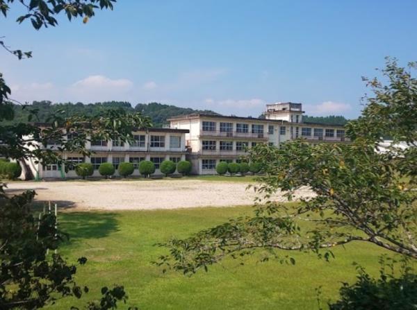 　西都市立三納小学校（小学校）／592m　