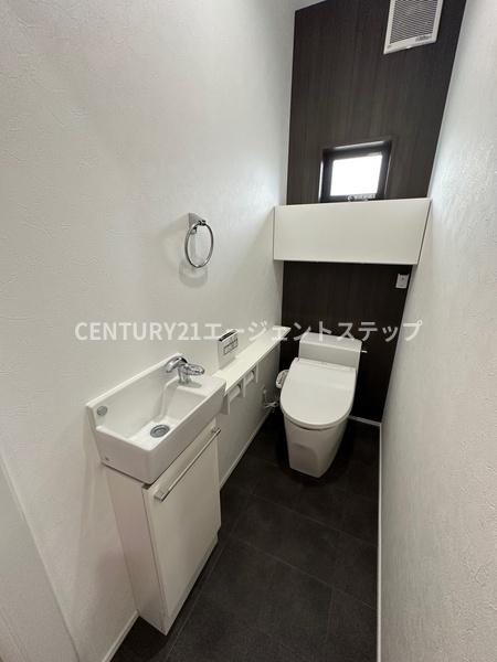 　トイレ　明るさのあるトイレ空間です