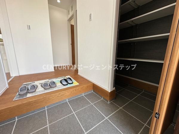 　玄関　玄関は収納豊富です