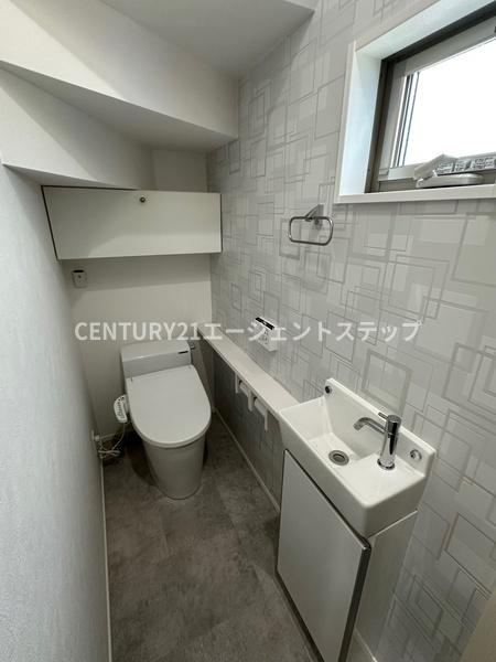 　トイレ　収納付きの明るいトイレです