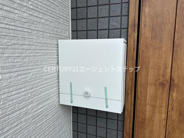 　玄関　玄関に宅配ボックスが設置されています