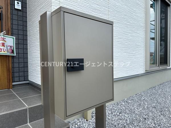 　その他現地　スタイリッシュな郵便ポストです
