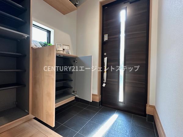 　玄関　玄関収納が充実しています