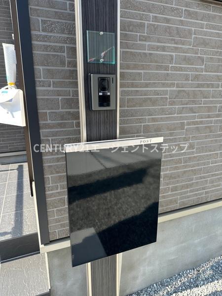 　その他現地　玄関まわりのポストです