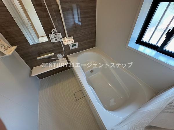　バス　バスルームが明るく開放的です