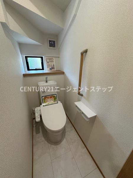 　トイレ　トイレに便利な手すり付きです
