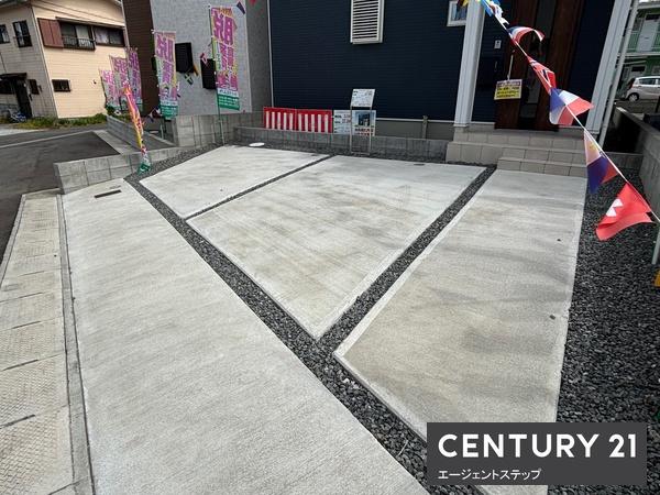 　駐車場　広々とした駐車場スペースです