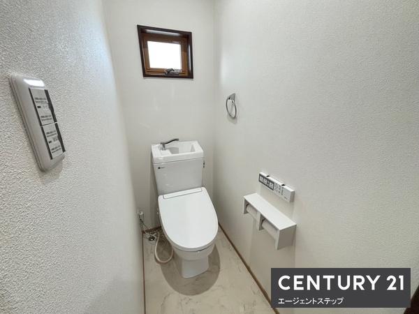 　トイレ　トイレは小窓付きです