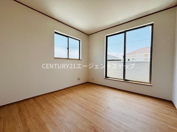 　寝室　窓が多い寝室です