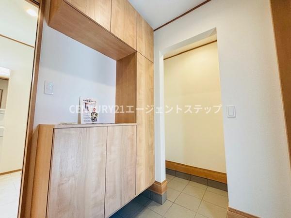　玄関　木目調収納が映える玄関です