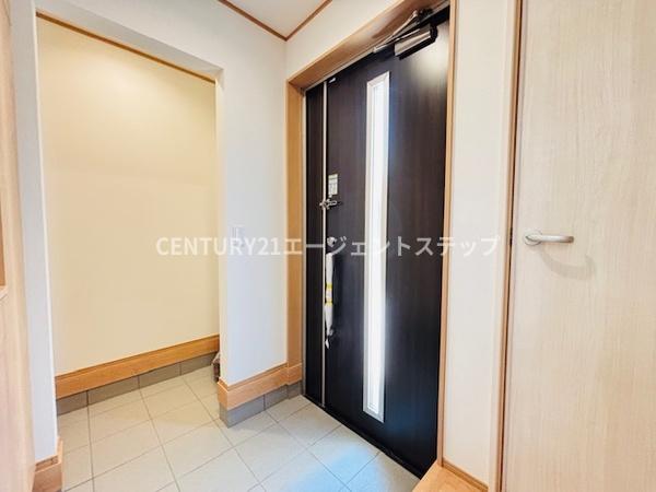 　玄関　玄関は明るく広々としています