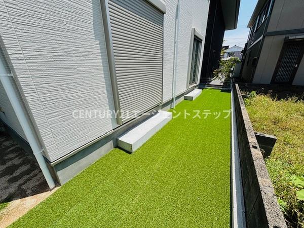 　庭　人工芝の庭が特徴です
