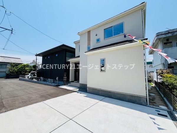 　前面道路含む現地写真　前面道路も広々とした現地写真です