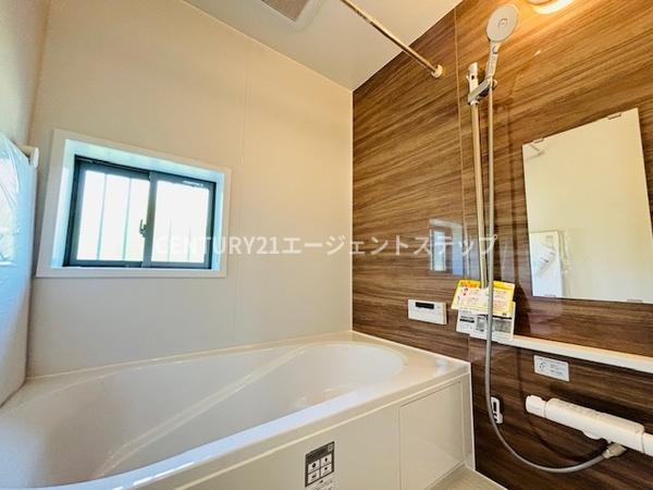 　バス　木目パネルが印象的なバスです