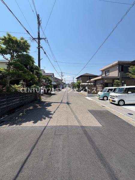 　前面道路含む現地写真　前面道路の整備が印象的です