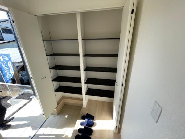　玄関　玄関収納が便利です