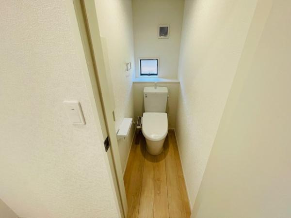 　トイレ　明るいトイレ空間です