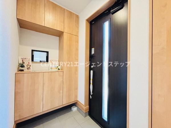 　玄関　玄関は明るい印象です