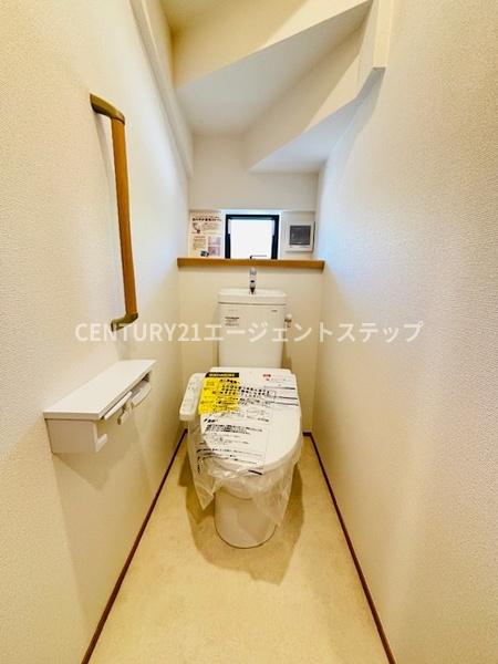 　トイレ　手すり付きのトイレです
