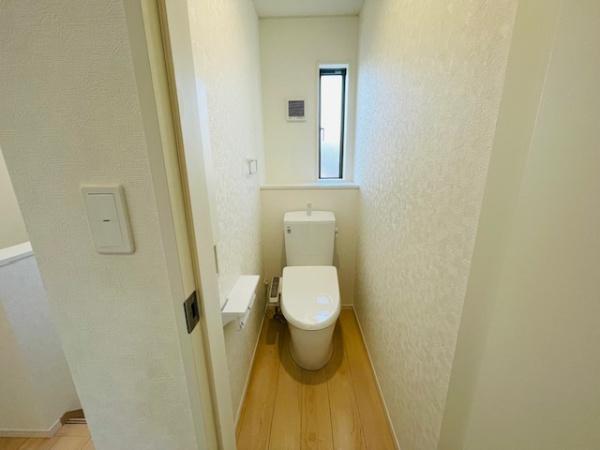 　トイレ　採光のあるトイレ空間です